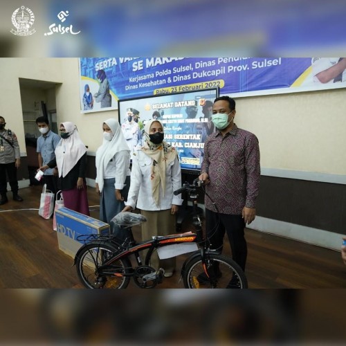 Pantau Vaksinasi Booster Presisi Pelajar, PLT Gubernur Sulsel Beri Hadiah Sepeda