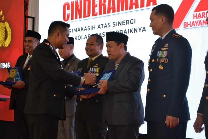 Bupati Maros Chaidir Syam, Ansar Taufik Terima Penghargaan di HUT Bhayangkara Ke-79 Tahun