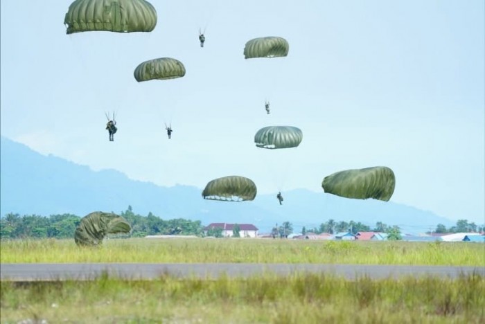 Dari Langit, Ratusan Prajurit TNI Terjun di Morowali