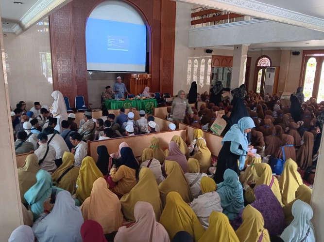 Dewan Da’wah Kota Bekasi Salurkan 550 Paket Sembako untuk Warga Tuna Netra dan Duafa