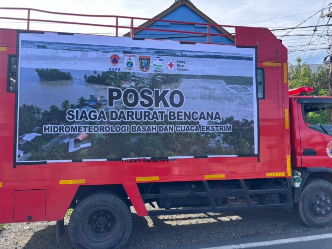 Setelah Banjir Landa Campalagian, Pemerintah Kab Polman Turun Serentak Bersihkan Drainase di Kenje dan Lapeo