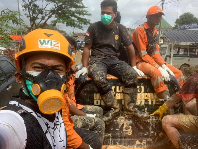 Relawan WIZ dan Wahdah Peduli Evakuasi Jenazah Korban Banjir di Aceh Tamiang