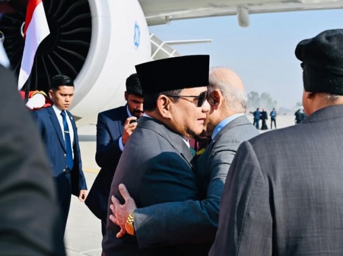 Perdana Menteri dan Presiden Pakistan Jemput Langsung Presiden Prabowo di Bandara Islamabad