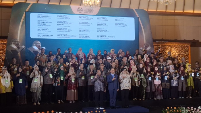 SMP 7 Kota Bekasi Dapat Penghargaan Adi Wiyata Nasional 2025 Menteri LH