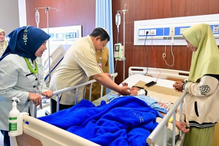 Presiden Jenguk Siswa dan Guru SDN 01 Kalibaru, Beri Semangat dan Pastikan Penanganan Medis Terbaik