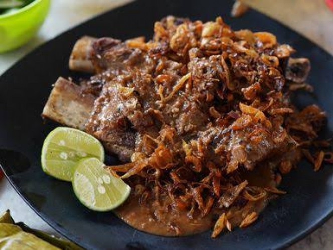 Sepuluh Tempat Kuliner Rekomendasi di Makassar