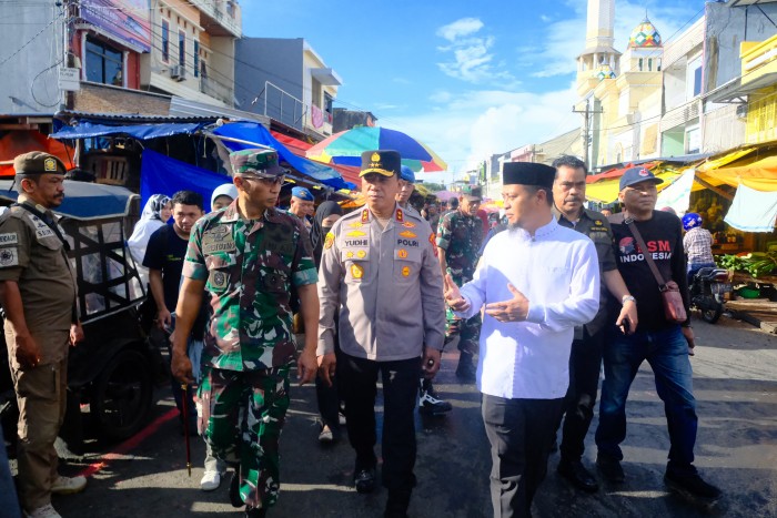 Kapolda Sulsel Bersama Gubernur Sulsel Melakukan Pemantauan Harga ke Pasar dan Distributor Sembako