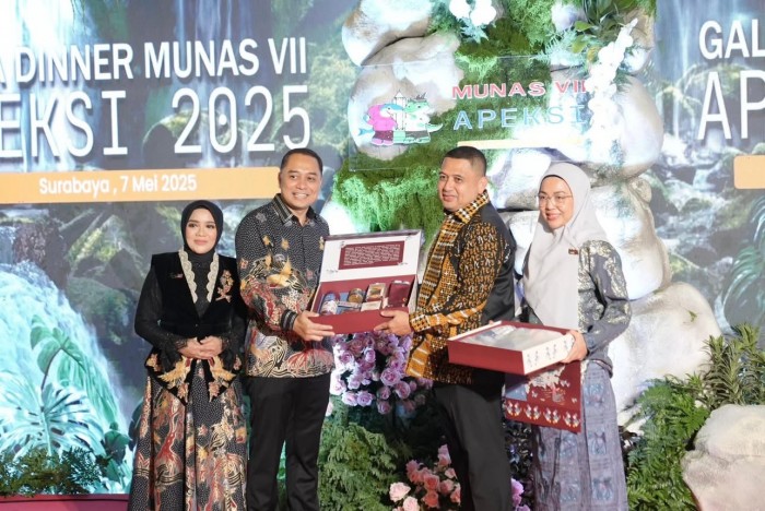 Di Gala Dinner Walikota se-Indonesia, Walikota Makassar Bagi Cinderamata Khas Makassar 