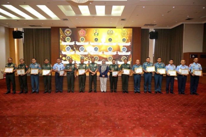 Kemenhan Serahkan Piagam Penghargaan Laporan Keuangan Tahun 2024