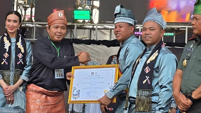 Kemenkum Serahkan Sertifikat KIK dan Piagam KBKI di Festival Pacu Jalur 2025