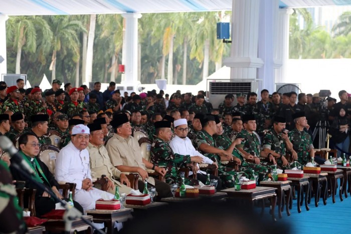 Presiden Prabowo Hadiri Presidential Inspection di KRI Radjiman, Anugerahkan Tanda Kehormatan