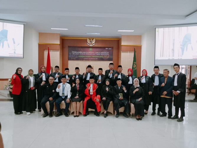 Ketua Pengadilan Tinggi Makassar Mengambil Sumpah 12 Advokat KAI-ISL 